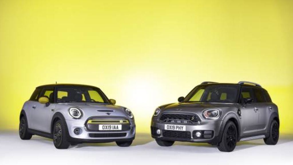 Which is Better, Gasoline or Electric? Compare the Mini Cooper S and Mini Cooper SE