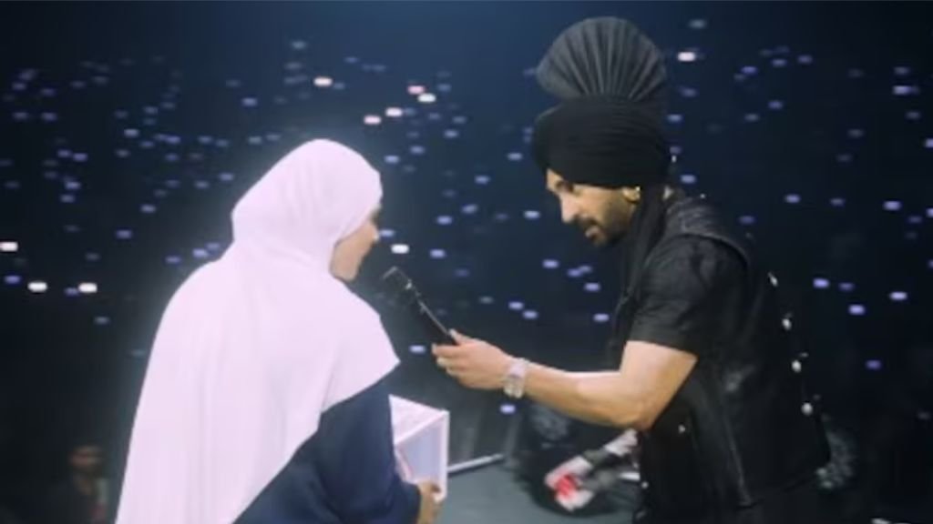 A Pakistani Fan Received a Present from Diljit Dosanjh in Front of The Entire World