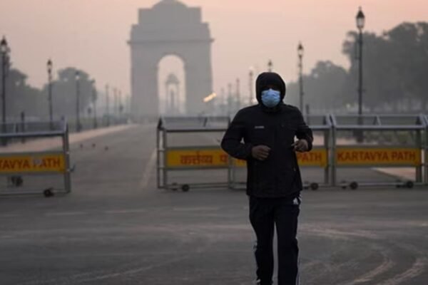 Delhi air is more dangerous than a gas chamber the whole city is covered in fog aqi crosses 400