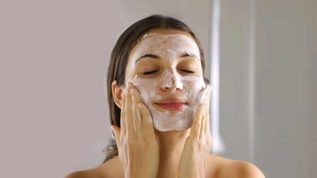 Five Easy Steps to Clean Your Face at Home With Natural Ingredients