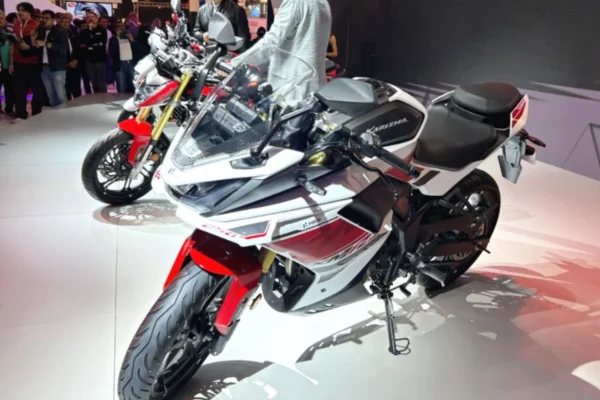 Hero launches hero xtreme 250r to zoom 125 at india mobility expo